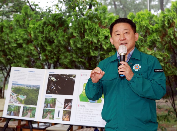 ▲ 서철모 대전 서구청장이 31일 둔산경찰서와 남선 근린공원 조도 개선사업 현장을 방문·점검을 통해 범죄 예방을 대책을 협의했다.ⓒ서구청