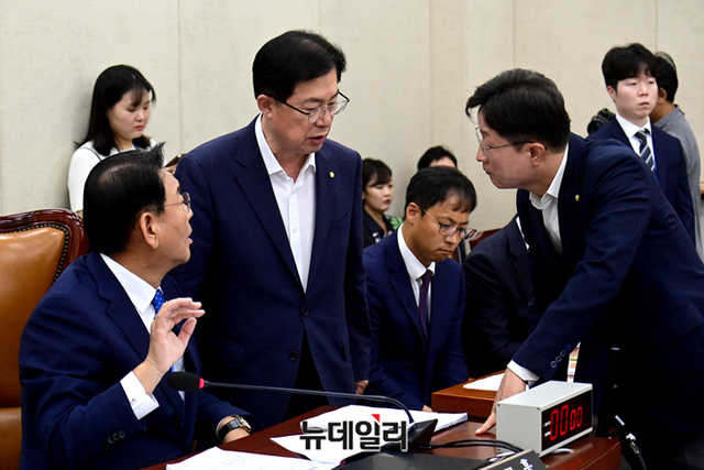 ▲ 행정안전위원회 이만희 여당 간사와 강병원 야당 간사가 31일 오전 국회에서 김교흥 행안위원장과 대화하고 있다. ⓒ이종현 기자