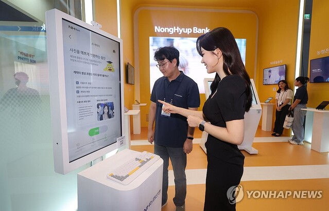 ▲ 30일 서울 중구 동대문디자인플라자(DDP)에서 열린 코리아 핀테크 위크 2023에서 한 관람객이 농협은행의 AI 캐릭터 및 AI 은행원 서비스를 체험하고 있다.ⓒ연합뉴스