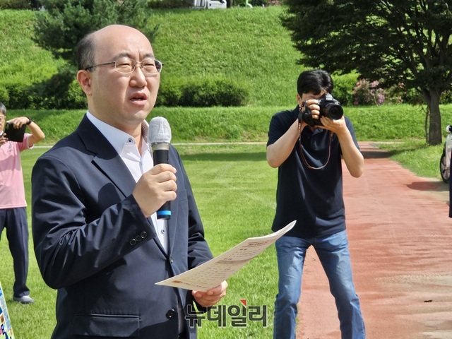 ▲ 김기영 충남도 행정부지사가 31일 공주 미르섬 인근 신관공원에서 대백제전 현장브리핑을 하고 있다.ⓒ김정원 기자