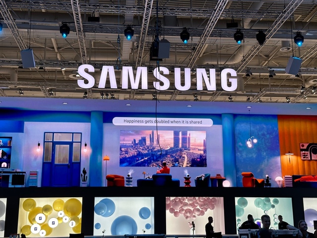 ▲ IFA 2023 삼성전자 전시관 입구에 초대형 마이크로 LED 디스플레이 '더 월(The Wall)'을 활용해 설치된 미디어파사드 모습 ⓒ장소희 기자