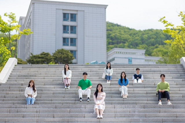 ▲ 청주대학교 학생들이 캠퍼스에서 재미 있는 퍼포먼스를 하고 있다.ⓒ청주대학교