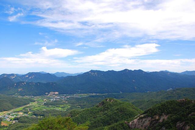 ▲ 첫 번째 조망 바위에서 바라본 백악산과 낙영산 능선.ⓒ진경수 山 애호가