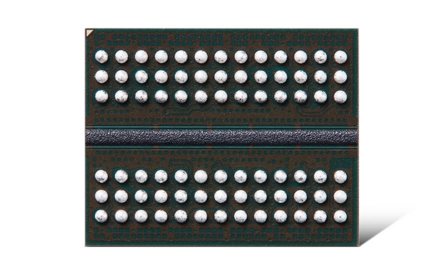 ▲ 32Gb DDR5 D램. ⓒ삼성전자