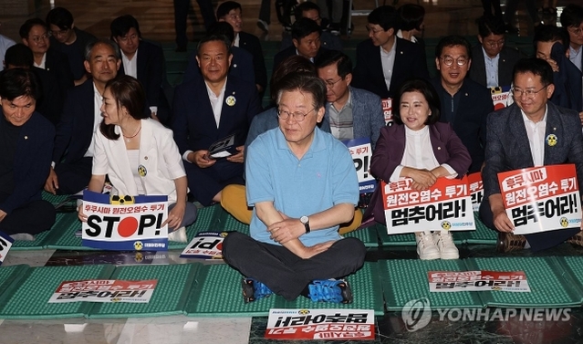 ▲ 더불어민주당 이재명 대표가 1일 국회 로텐더홀에서 열린 '후쿠시마 핵물질 오염수 해양투기 비상행동 결과보고'에 참석하고 있다. ⓒ연합뉴스