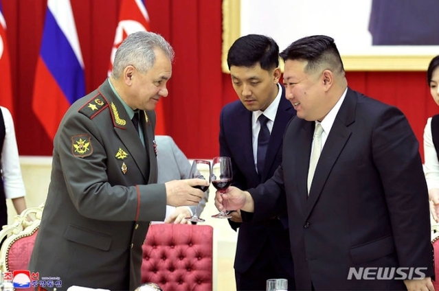 ▲ 지난 7월27일 평양의 노동당 본부 청사에서 세르게이 쇼이구 러시아 국방장관과 만찬하는 김정은 북한 국무위원장. ⓒAP/뉴시스