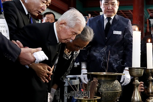 ▲ 이승만 전 대통령 양자인 이인수 박사(92)가 1일 오전 서울 강북구 수유동 4.19 묘역 유영봉안소를 찾아 참배하고 있다. ⓒ서성진 기자