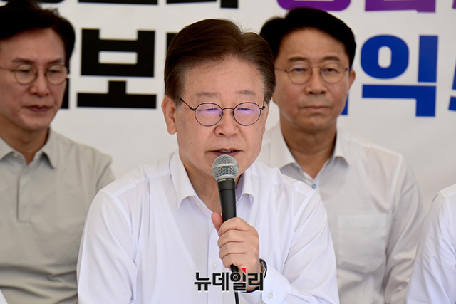 ▲ 이재명 더불어민주당 대표가 31일 오전 국회 본청 앞에서 단식 농성에서 열린 최고위원회의에서 발언을 하고 있다. ⓒ이종현 기자