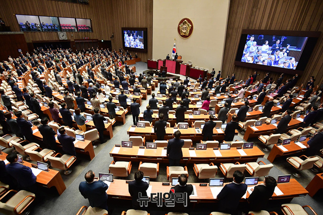 ▲ 김진표 국회의장를 비롯한 의원들이 1일 국회 본회의장에서 열린 정기국회 개회식에서 국기에 대한 경례를 하고 있다. ⓒ이종현 기자