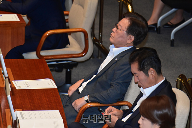 ▲ 단식투쟁 둘째날인 이재명 더불어민주당 대표가 1일 국회에서 열린 본회의에 참석해 눈을 감고 있다. ⓒ이종현 기자