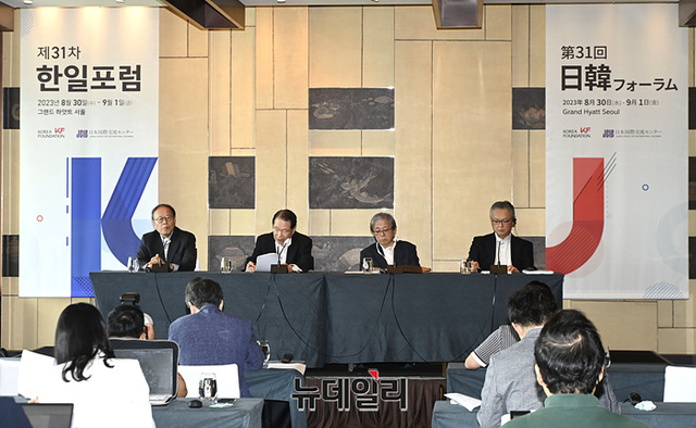 ▲ 한일포럼이 1일 오후 서울 용산구 그랜드하얏트서울에서 기자회견을 열고 '제31회 한일포럼' 결과를 담은 공동성명을 발표했다. (왼쪽부터) 한일포럼 심규선 운영위원, 공동의장인 유명환 회장과 오코노기 마사오 의장, 그리고 소에야 요시히데 대표간사. ⓒ서성진 기자