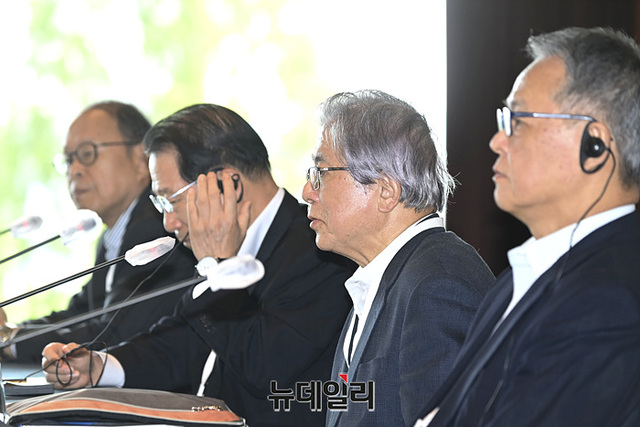 ▲ 한일포럼이 1일 오후 서울 용산구 그랜드하얏트서울에서 기자회견을 열고 '제31회 한일포럼' 결과를 담은 공동성명을 발표했다. (오른쪽부터) 한일포럼 소에야 요시히데 대표간사, 오코노기 마사오 의장, 유명환 회장, 심규선 운영위원. ⓒ서성진 기자