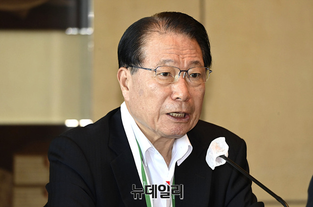 ▲ 한일포럼 공동의장인 유명환 회장(전 외교부 장관)이 1일 오후 서울 용산구 그랜드하얏트서울에서 '제31회 한일포럼' 공동성명을 발표하는 기자회견에서 취재진의 질문에 답변하고 있다. ⓒ서성진 기자