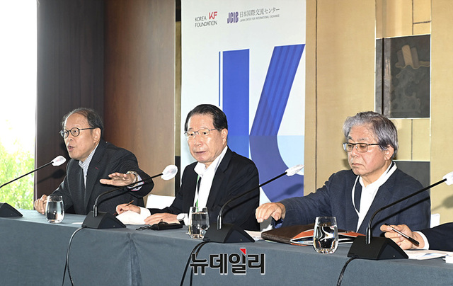 ▲ 한일포럼이 1일 오후 서울 용산구 그랜드하얏트서울에서 기자회견을 열고 '제31회 한일포럼' 결과를 담은 공동성명을 발표했다. (왼쪽부터) 한일포럼 공동의장인 유명환 회장과 오코노기 마사오 의장, 그리고 소에야 요시히데 대표간사. ⓒ서성진 기자