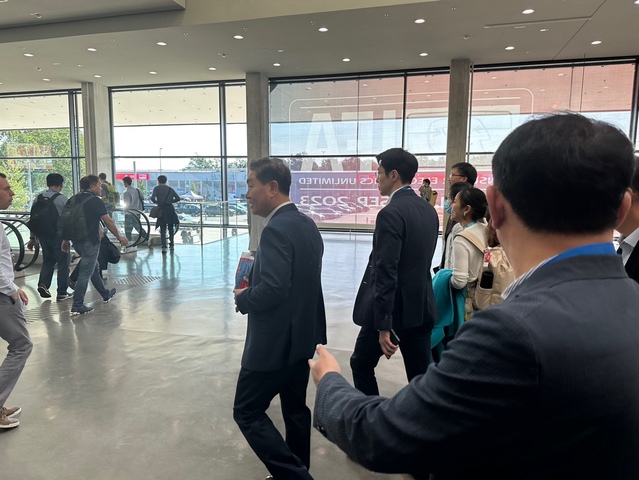 ▲ 한종희 삼성전자 부회장과 베스트바이 회장이 부스투어를 마치고 회의장으로 올라가는 모습 ⓒ장소희 기자