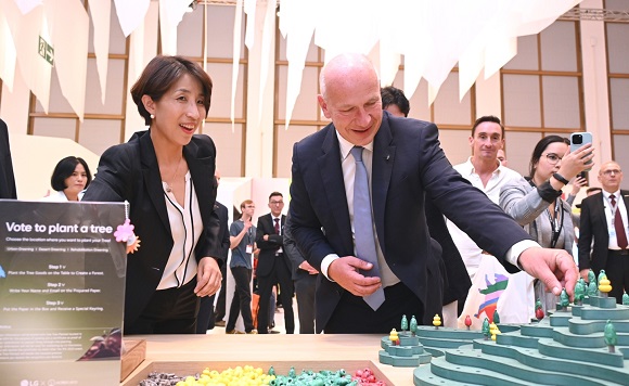 ▲ 독일 베를린에서 열리고 있는 'IFA 2023'을 찾은 카이 베그너 베를린 시장(오른쪽)이 모두를 위한 즐거움과 지속가능한 삶(Sustainable Life, Joy for All)’을 주제로 마련된 LG전자 전시관을 살펴보고 있는 모습.ⓒLG전자