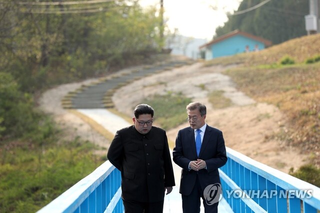 ▲ 문재인과 김정은이 판문점에서 회담을 한 뒤 도보다리에서 산책하고 있다( 2018.4.27) ⓒ연합뉴스