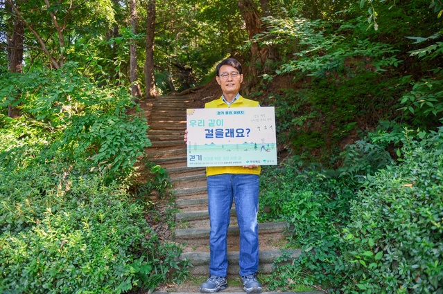 ▲ 박남서 영주시장은 ‘영주체력 시민 건강 걷기로부터’란 응원 문구를 작성하면서 “걷기를 통해 건강을 지키는 걷기 실천 분위기가 일상 안에서 함께하길 기대한다”고 말했다.ⓒ영주시