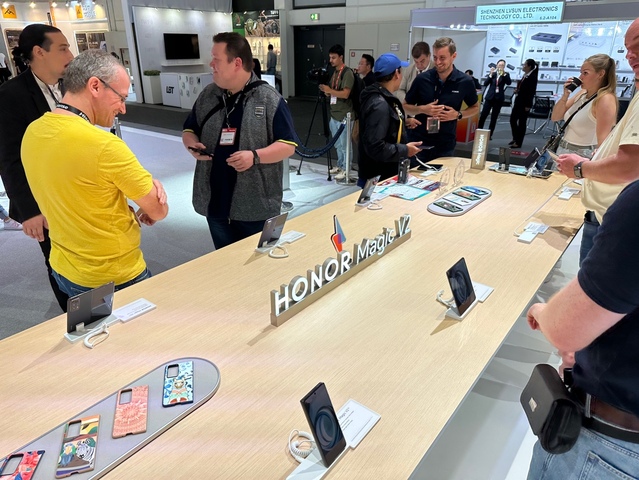 ▲ IFA 2023 아너 전시장 내 폴더블폰 '매직V2'를 둘러보는 방문객들 ⓒ장소희 기자