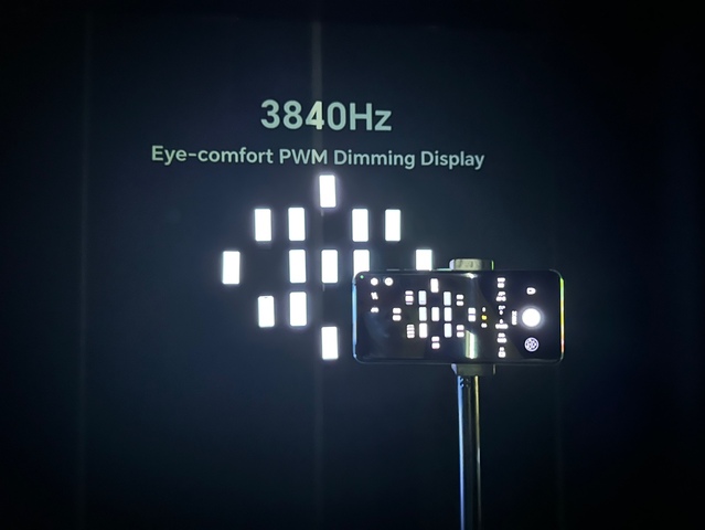 ▲ IFA 2023 아너 전시장 내 '아이 컴포트 디스플레이' 체험존에서 보여주는 디스플레이 비교 전시 모습 ⓒ장소희 기자