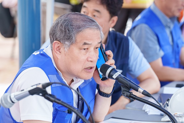 ▲ 김한성 본부장이 재난안전통신망(PS-LTE)을 활용해 상황대응을 하고 있다.ⓒ월성본부