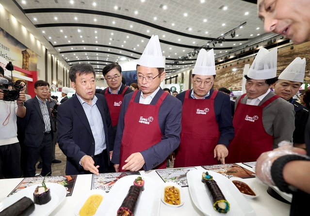 ▲ 이철우 경북도지사는 “세계인이 주목하는 K-푸드가 지속 가능한 성장을 위해서는 주방에서 첨단과학기술이 융합된 푸드테크산업으로의 변화가 불가피하다”라며 “이번 박람회는 푸드테크산업의 본격적인 시동을 걸고 있는 경북 식품의 새로운 방향을 제시하는 자리로 경북 식품산업이 한 단계 도약할 수 있는 전환점이 될 것”이라고 밝혔다.ⓒ경북도