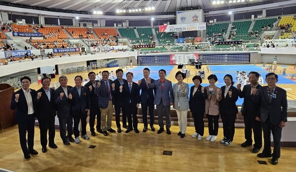 ▲ 대전 서구체육회 주최 제28회 서구청장기태권도대회가 지난 2일 한밭체육관에서 개최한 가운데 1100여 명의 태권도 동호인들이 참석한 가운데 성황리에 개최됐다.ⓒ서구