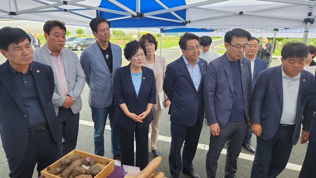 ▲ 경북도의회 농수산위원회(위원장 남영숙)는 지난 31일 제341회 임시회 기간 중에 농업분야 주요사업장들을 방문해 운영상황 및 애로사항을 청취하는 현장 의정활동을 펼쳤다.ⓒ경북도의회