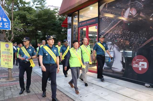 ▲ 김정완 무안경찰서장이 상가밀집지역인 남악 중앙공원 일대를 순찰하고 있다.ⓒ무안경찰서 제공