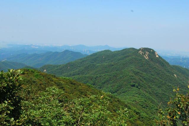 ▲ 석문봉에서 바라본 옥양봉 산등성.ⓒ진경수 山 애호가