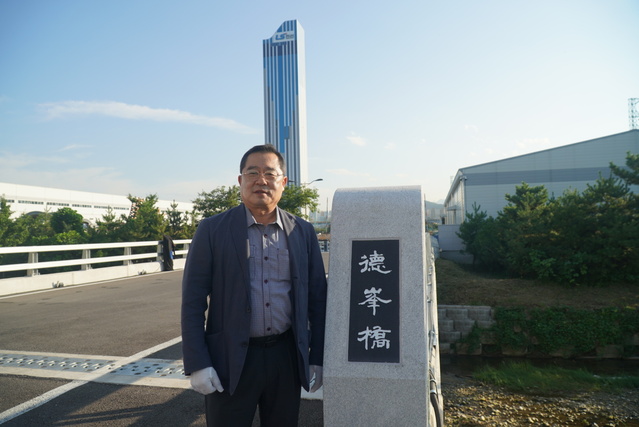 ▲ 구자열 LS 이사회 의장이 강원도 동해시 해저케이블 사업장에 자신의 호를 따 명명한 덕봉(德峰)교 위에서 기념사진을 찍고 있다. ⓒLS