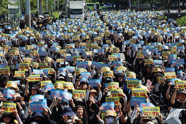 ▲ 교사들이 2일 오후 서울 영등포구 국회대로에서 '50만 교원 총궐기 추모 집회'를 열고 있다. ⓒ연합뉴스