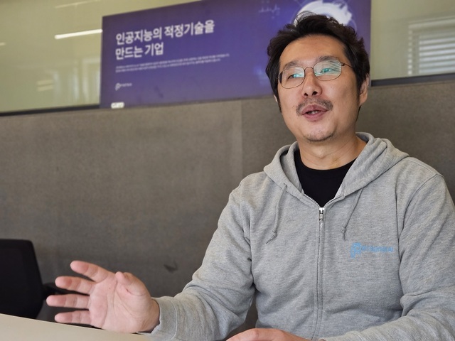 ▲ 유승재 페르소나AI 대표가 4일 서울 강남구 사무실에서 인터뷰를 하고 있다ⓒ김병욱 기자