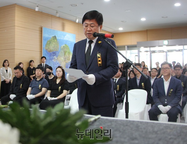 ▲ 최교진 세종교육감이 4일 오전 청사 1층에서 서울 서이초등학교에서 숨진 채 발견된 교사 A 씨의 49재 추도식에 참석해 추도사를 하고 있다.ⓒ이길표 기자