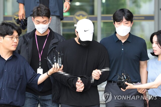 ▲ 약물에 취한 채 차를 몰다가 행인을 치어 중상을 입힌 혐의를 받는 '압구정 롤스로이스' 신모 씨가 18일 오전 서울강남경찰서에서 중앙지검으로 송치되고 있다. ⓒ연합뉴스