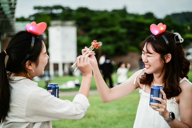 ▲ 지난해 첫 선을 보이며 전석 매진으로 축제 지속가능성을 입증한 ‘프리미엄 테이블 존’은 좌석이 2배로 늘었음에도 불구하고 또다시 대부분의 요일에 전석 매진 행렬을 이어갔다. ‘사전예약’으로 운영되는 유료 좌석에서 관람과 식음을 즐기려는 이들이 늘어났다는 분석이다.ⓒ대구시