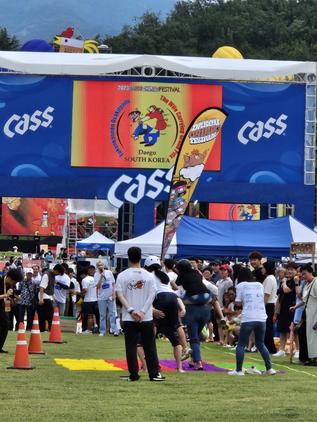 ▲ 해외 유명 이색 경기인 ‘핀란드 아내 업고 달리기’ 대회도 많은 관심 속에 개최돼 진정한 글로벌 축제로서의 도약 가능성을 재확인하는 계기가 됐다.ⓒ대구시
