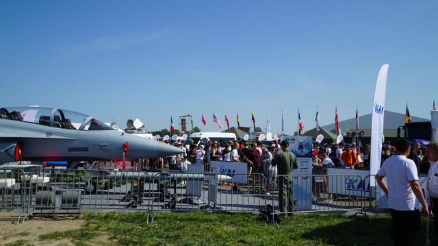 ▲ 폴란드 라돔공항에서 열린 라돔에어쇼에 전시된 FA-50GF을 많은 관람객이 관람하고 있다.ⓒKAI