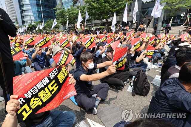 ▲ 전국철도노동조합 조합원들이 15일 오후 지하철 4호선 서울역 인근 한강대로에서 열린 철도노동자 총력결의대회에서 구호를 외치고 있다.ⓒ연합뉴스