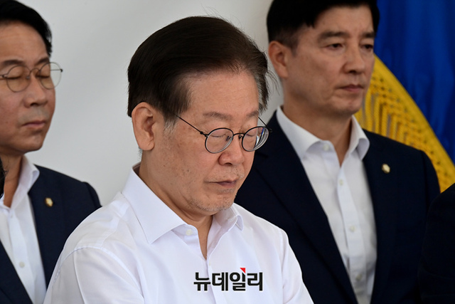 ▲ 이재명 더불어민주당 대표가 4일 오전 국회 본청 앞 단식투쟁천막에서 열린 최고위원회의에 참석해 앉아 있다. ⓒ이종현 기자