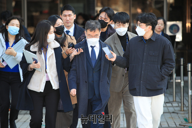 ▲ 화천대유 대주주 김만배(사진 중앙). ⓒ사진=공동취재단