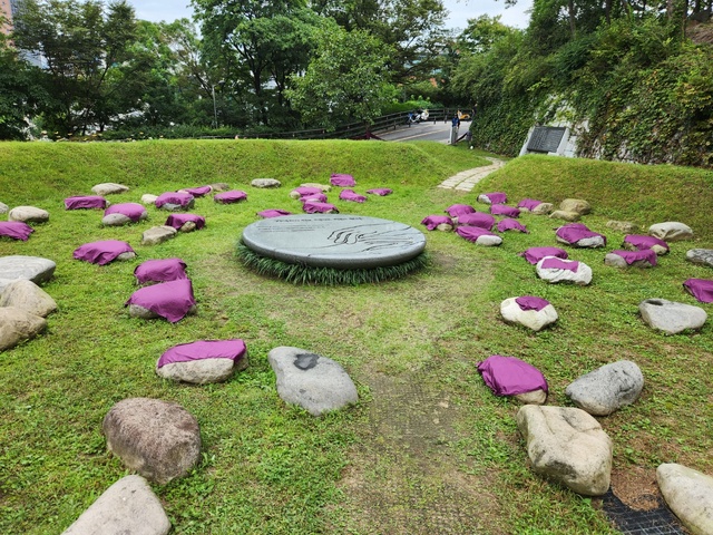 ▲ 정의기억연대와 여성단체 회원들이 4일 오전 서울 중구 남산 '기억의 터'에 설치된 원로민중미술가 임옥상 작가의 조형물 '세상의 배꼽'에 보라색 천을 덮어놨다. ⓒ진선우 기자