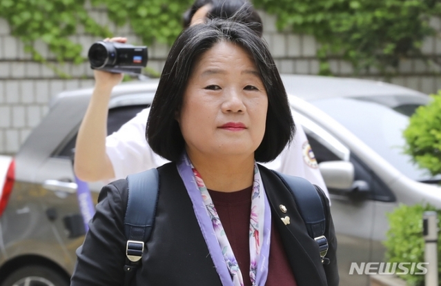 ▲ 무소속 윤미향 의원이 지난 5월 24일 서울 서초구 서울고등법원에서 열린 '정의기억연대 후원금 횡령' 혐의 등에 관련한 2차 공판에 출석하고 있다. ⓒ뉴시스