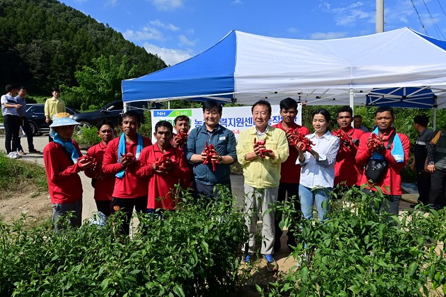 ▲ 박현국 군수가 지난 4일 고추 수확인 한창인 현장을 방문해 공공형 외국인 계절근로자들의 애로사항을 청취하고 있다.ⓒ봉화군