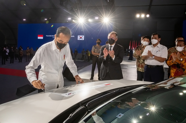 ▲ 2022년 3월 현대차 인도네시아 공장 준공식에서 조코 위도도 인도네시아 대통령(앞줄 왼쪽 1번째)이 정의선 현대차그룹 회장(앞줄 왼쪽 2번째) 등의 박수를 받으며 전기차 '아이오닉 5'에 기념 서명하고 있다 ⓒ현대자동차그룹