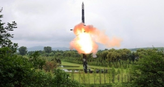 ▲ 지난 7월 13일 북한 노동신문은 전날 발사한 탄도미사일이 4월 최초로 시험 발사한 대륙간탄도미사일(ICBM) '화성-18형'이라고 밝혔다. (사진=노동신문 캡처) ⓒ뉴시스