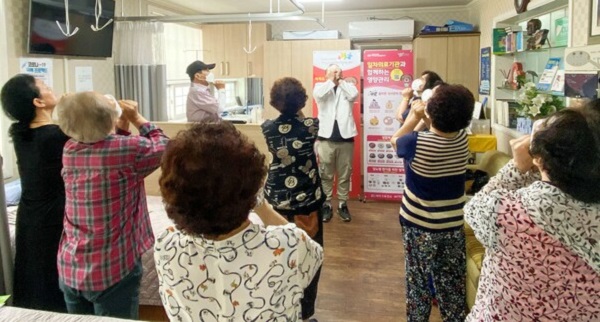 ▲ 대덕구보건소가 혈압·혈당계 대여 지원, 영양동아리 운영, 요리 실습, 운동 교실 등 다양한 프로그램을 연계해 대상자 맞춤형 건강관리 서비스를 지원하고 있다.ⓒ대덕구