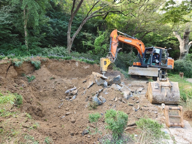 ▲ 서울 중구 남산공원 '기억의 터'에 임옥상 작가가 제작에 참여해 설치됐던 '대지의 눈' 조형물이 5일 오전 철거되고 있다. ⓒ진선우 기자