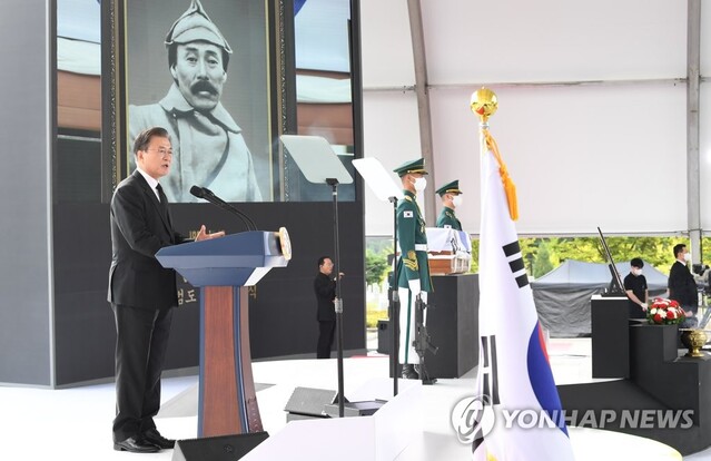 ▲ 문재인 대통령이 18일 오전 국립대전현충원에서 열린 홍범도 장군 유해 안장식에서 추념사를 하고 있다. 2021.8.18 ⓒ연합뉴스