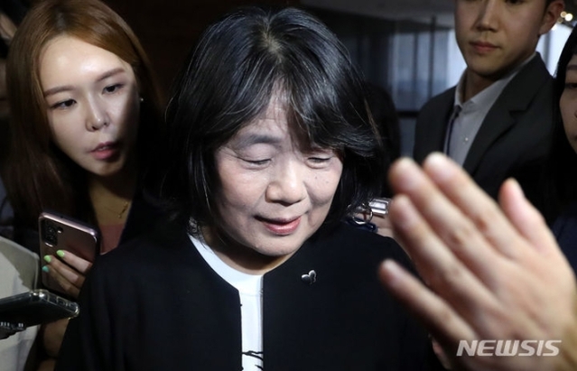 ▲ '조총련 행사 참석'으로 논란이 된 윤미향 무소속 의원이 5일 오후 서울 여의도 국회에서 본회의에 참석하기 위해 본회의장으로 들어서고 있다. ⓒ뉴시스